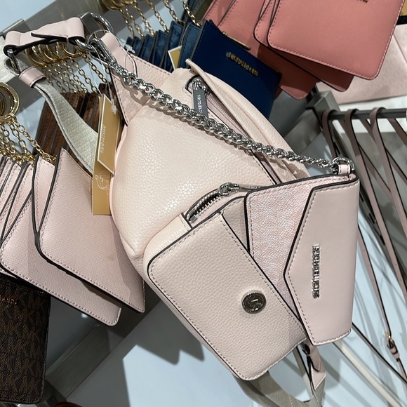 MICHAEL KORS
Maisie Large Pebbled Leather 2-in-1 Sling Pack
Lt Powder Blush
NWT - Picture 4 of 16